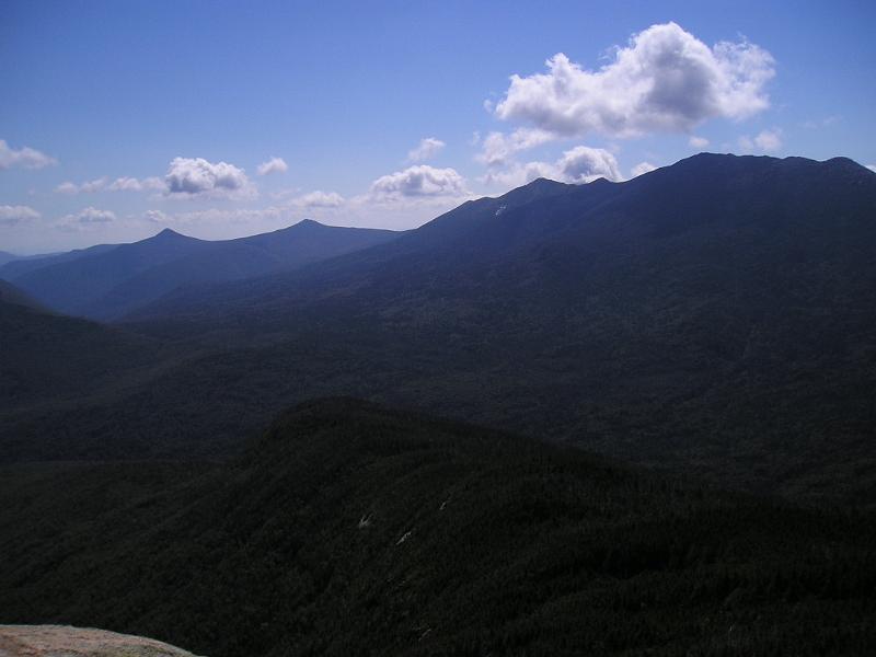 Mt_Garfield 024.JPG - Another view of the Franconia ridge. This time with the brightness turned down on the camera.